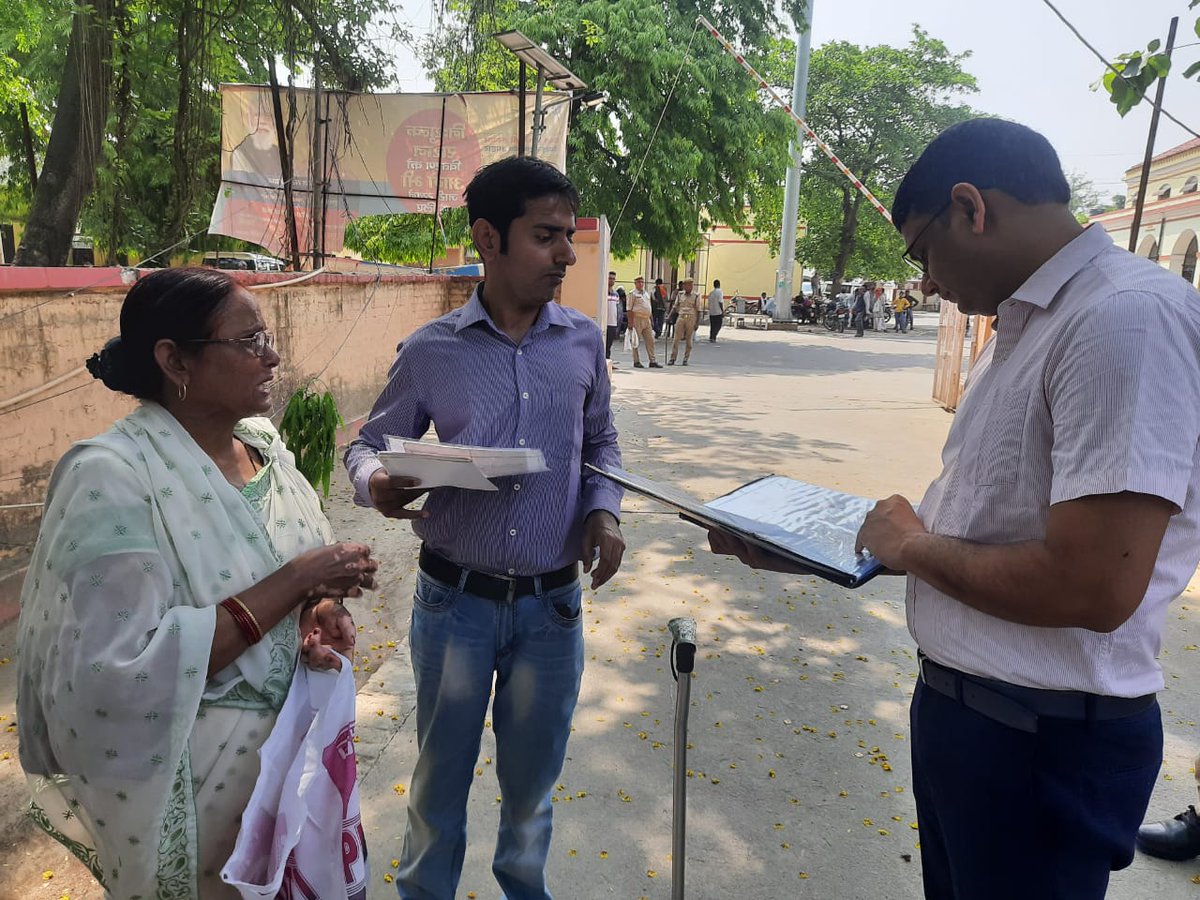 DeptGonda's tweet photo. जनता दर्शन में जनसुनवाई करते हुए जिलाधिकारी महोदय
@dmgonda2 https://t.co/Z3DPQCGs8O