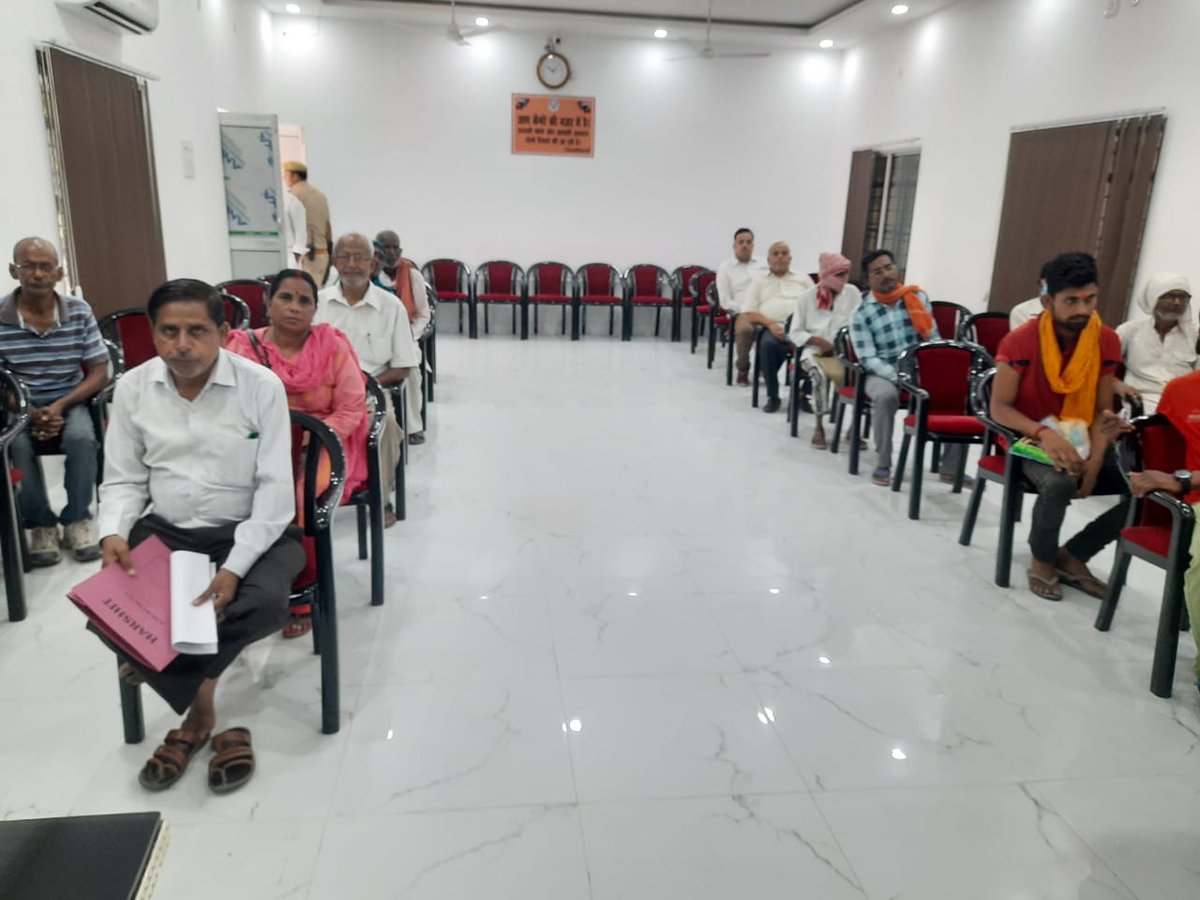 DeptGonda's tweet photo. जनता दर्शन में जनसुनवाई करते हुए जिलाधिकारी महोदय
@dmgonda2 https://t.co/Z3DPQCGs8O
