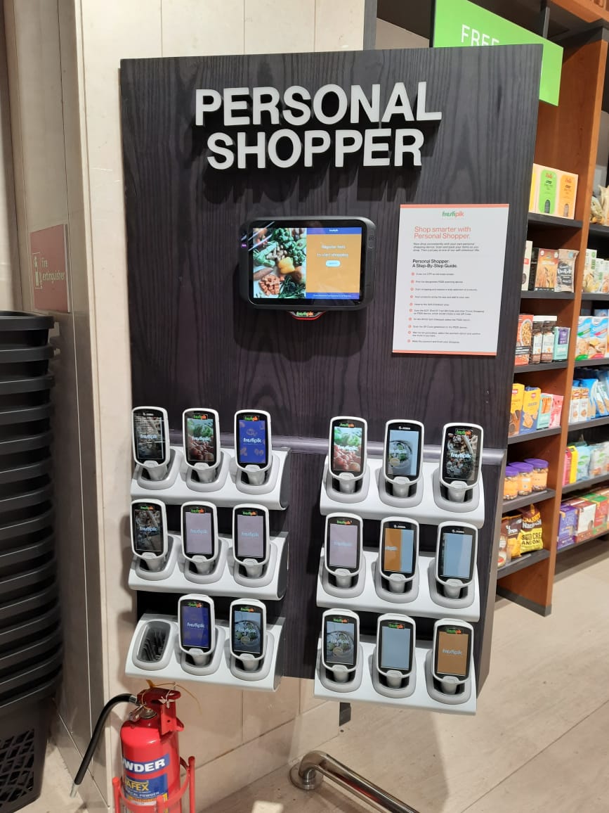 Quebec_India's tweet photo. Keen to see #Quebec products @freshpik one of the first stores to use innovation technologies to enhance shopping experience! Our director @Paradis_Fran & Trade advisor @NikhilThorat experienced it recently at #jiodrive !
#CdnAg #bilateraltrade #AgTeamCanada #FedProvPartnership https://t.co/FHXdkziI7S