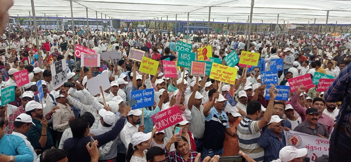 तख़्त ए વિકાસ, 
સરકારે आलमपनाह
शाह ए સંવેદનશીલ 
તમારો, જી આપનો 'કાન આમળવા' ૪૨-૪૩ ડિગ્રીએ આખાય ગુજરાતમાંથી કર્મચારીઓ ગાંધીનગરમા ભેગા થયા છે.

૨૦ વર્ષથી દર પાંચમા વર્ષે ચૂંટણી પૂર્વે આ રીતે 'કર્મયોગી'ઓને ભેગા થઇ હૈયાવરાળ કાઢતા જોઈ રહ્યો છુ. તેના કરતા આવખતે વરાળમા આગ વધુ છે ! 😇