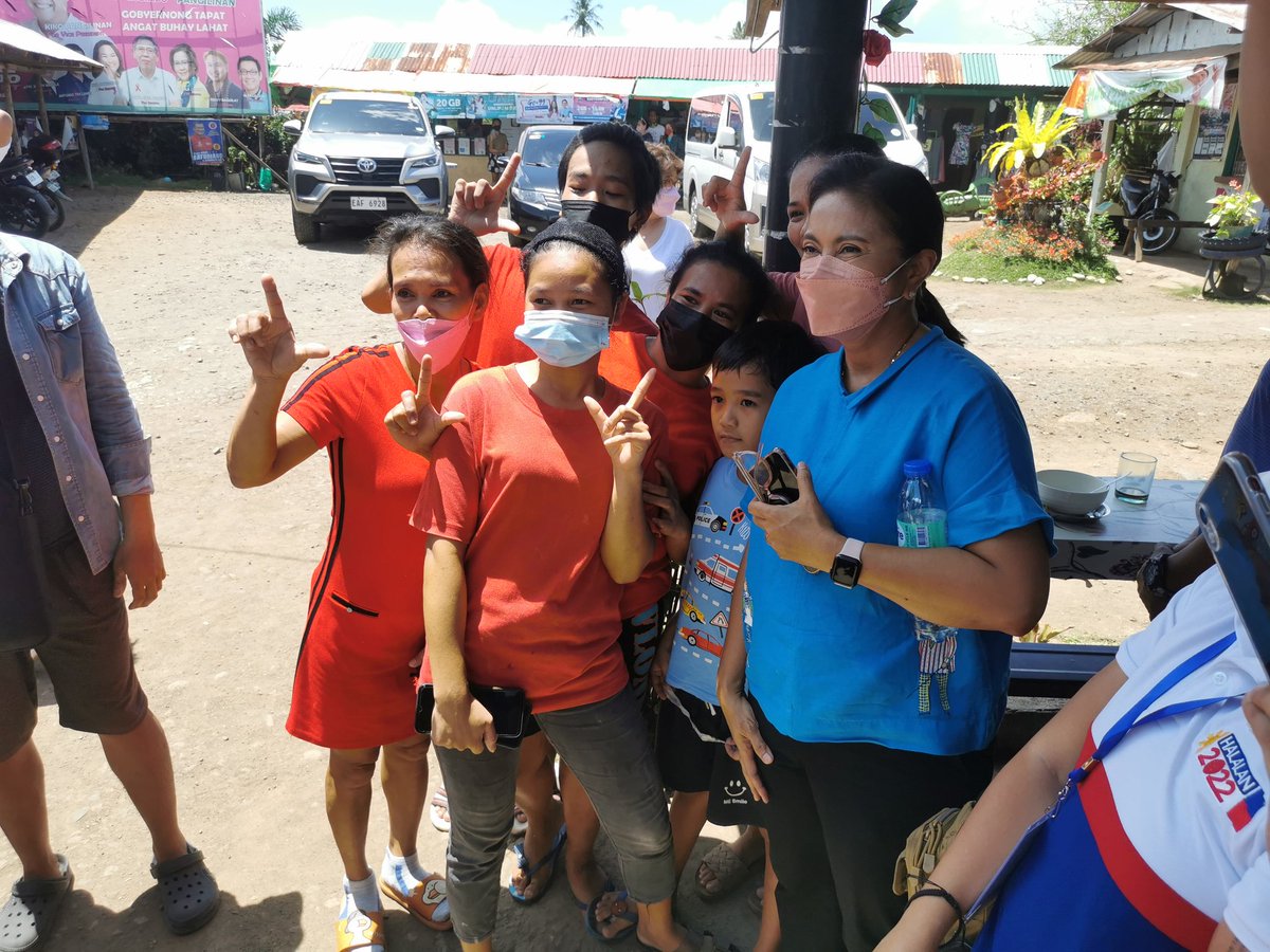 ABSCBNNews's tweet photo. LOOK: VP Leni, her daughters and close friends have lunch in a "kinalas" eatery in Naga City after casting her ballot in Magarao town. Staff members and diners also had pictures taken with VP Leni. #Halalan2022 | via @adrianayalin  https://t.co/zRyBQ2nVTB