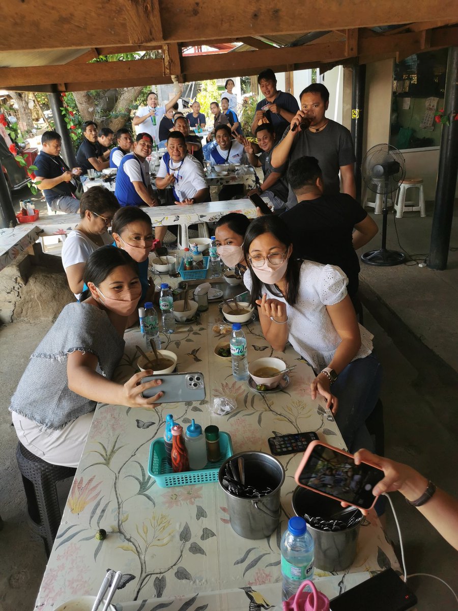 ABSCBNNews's tweet photo. LOOK: VP Leni, her daughters and close friends have lunch in a "kinalas" eatery in Naga City after casting her ballot in Magarao town. Staff members and diners also had pictures taken with VP Leni. #Halalan2022 | via @adrianayalin  https://t.co/zRyBQ2nVTB