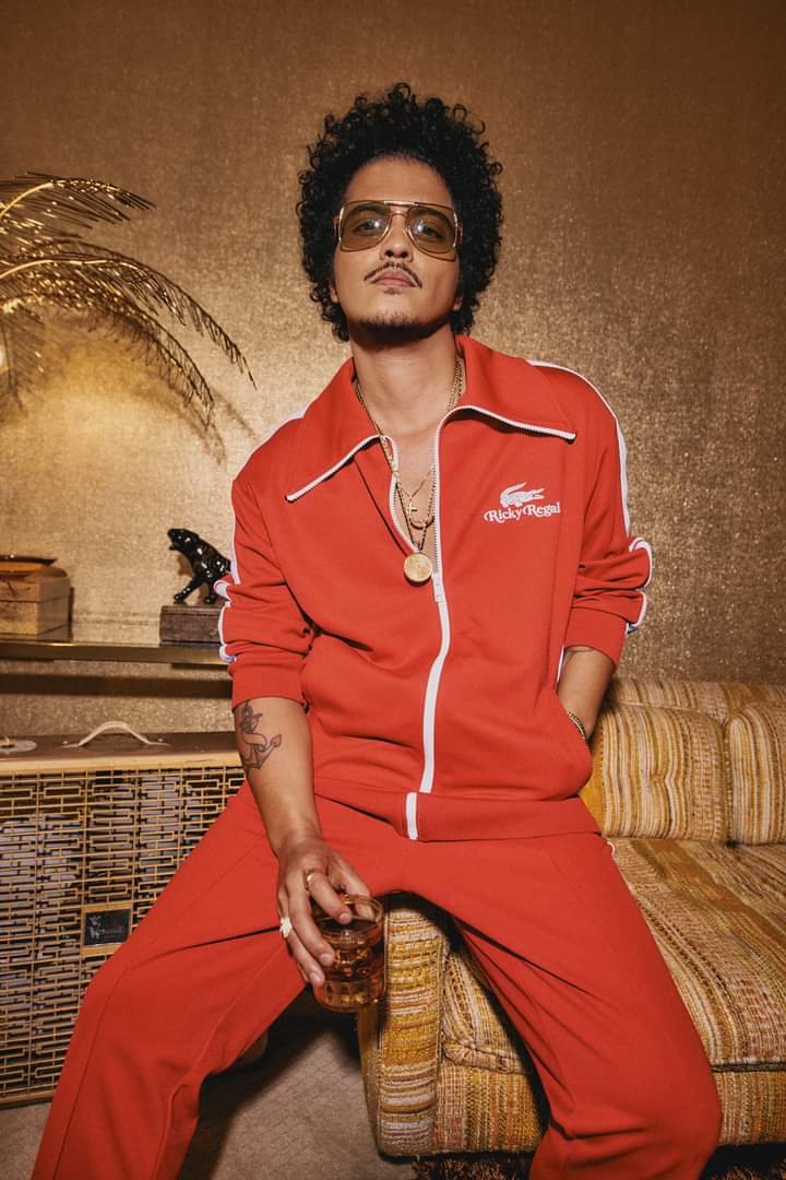 BrunoMars1Chart's tweet photo. #BrunoMars ties with #TheWeeknd As the 4th artist with the most songs over 1 Billion streams on Spotify. (7) https://t.co/4zx2FeMNaq