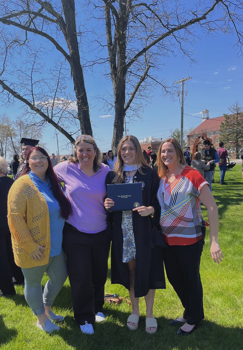 Coach_Syljebeck's tweet photo. So proud of these women for leaving their mark on @Shuwbk1! They all graduated this weekend and ready to set the world on fire!   @kiana_votava @BrookeMadak @madsham21 @alixcarter9 @AnnRousseau1 Anaya Kambria Kelly https://t.co/MKAlzGN0gG