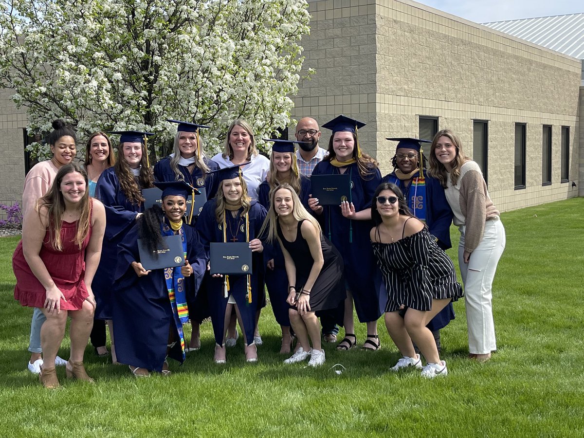 Coach_Syljebeck's tweet photo. So proud of these women for leaving their mark on @Shuwbk1! They all graduated this weekend and ready to set the world on fire!   @kiana_votava @BrookeMadak @madsham21 @alixcarter9 @AnnRousseau1 Anaya Kambria Kelly https://t.co/MKAlzGN0gG
