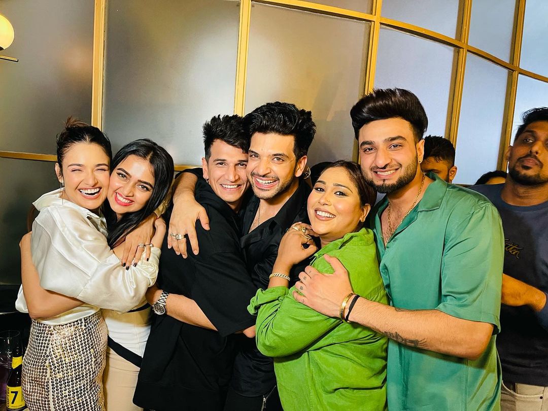 Filmwindow1's tweet photo. #AfsanaKhan shares picture with #PrinceNarula #KaranKundrra #YuvikaChaudhary #TejassswiPrakash #Saajz from Last night Lock Upp's Success Party
#LockUpp #LockUppParty #LockUppGame #Privika #TejRan #Afsaajz #CoupleGoals
@kkundrra @princenarula88 @yuvikachoudhary @itsmetejasswi https://t.co/jmyQ52fsd2