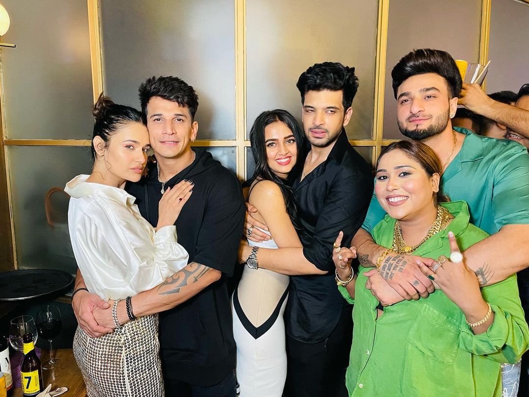 Filmwindow1's tweet photo. #AfsanaKhan shares picture with #PrinceNarula #KaranKundrra #YuvikaChaudhary #TejassswiPrakash #Saajz from Last night Lock Upp's Success Party
#LockUpp #LockUppParty #LockUppGame #Privika #TejRan #Afsaajz #CoupleGoals
@kkundrra @princenarula88 @yuvikachoudhary @itsmetejasswi https://t.co/jmyQ52fsd2