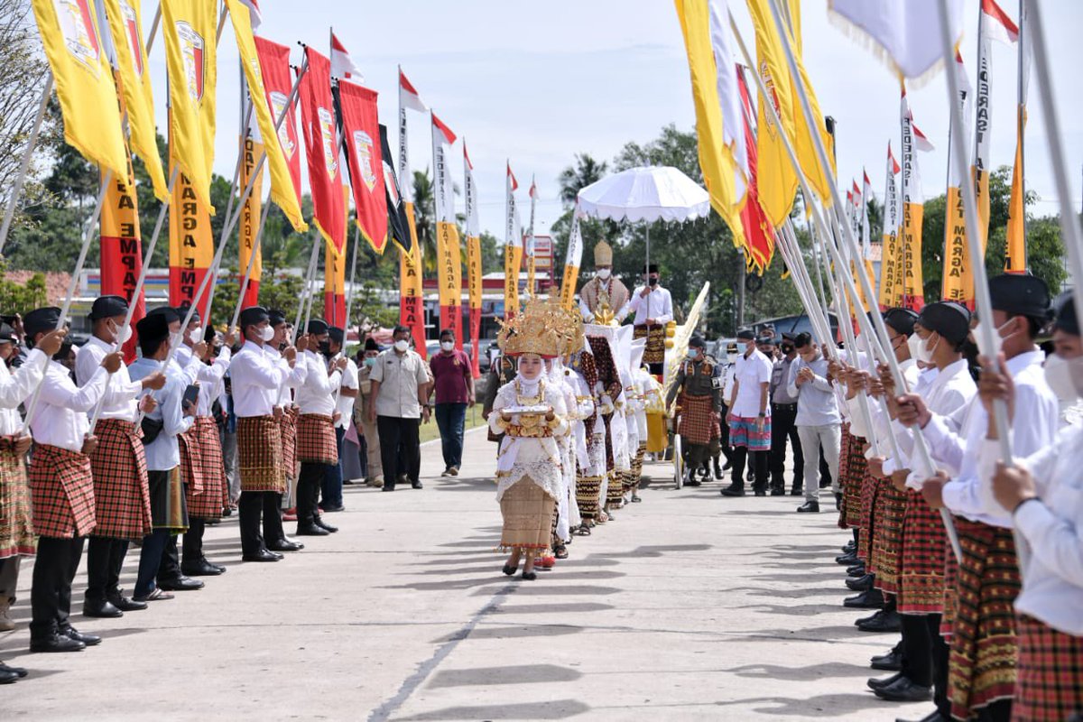 aniesbaswedan's tweet photo. Bahagia sekali, kemarin 8 Mei 2022, dapat kembali ke Tulang Bawang Barat untuk menerima Pemberian Gelar Kehormatan Adat Lampung Pepadun Tuan Penata Negarou dari Federasi Adat Marga Empat (Marga Pak) Tulang Bawang Barat.

#TulangBawangBarat
#Tubaba

https://t.co/6MVVy7ex1u https://t.co/Zn0mErkmZ5