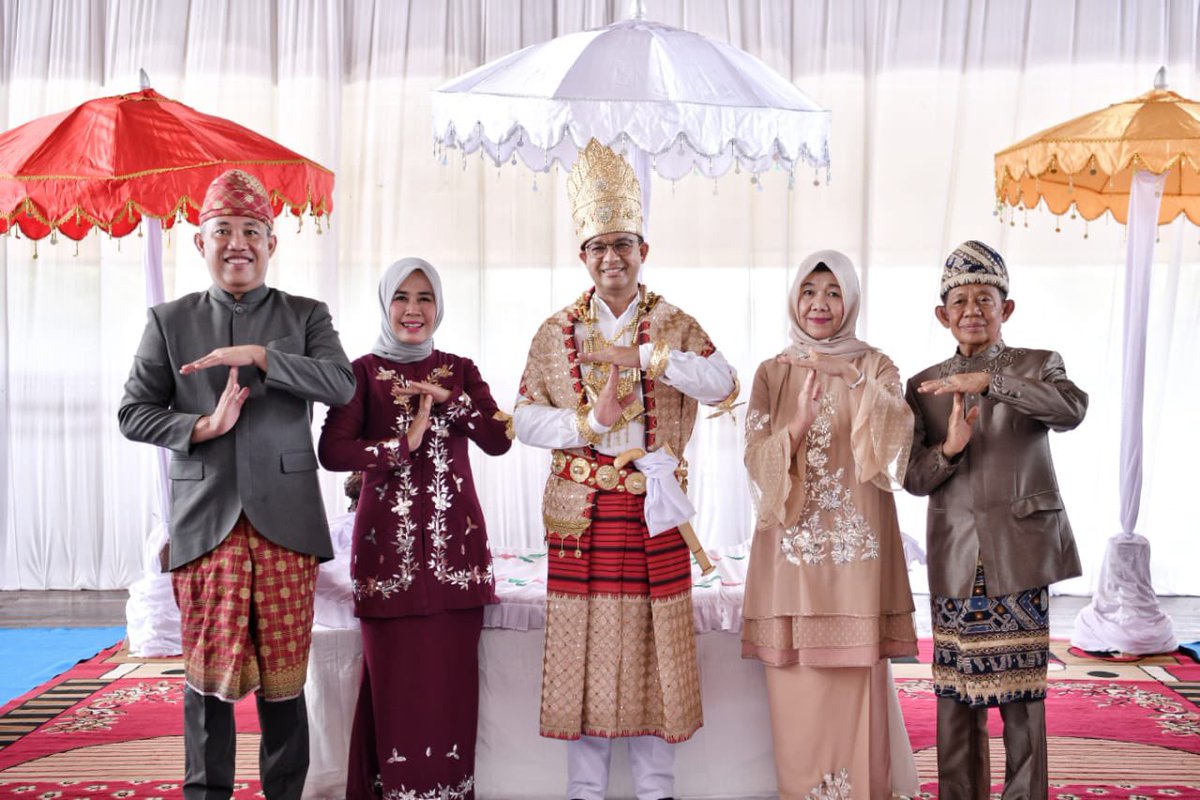 aniesbaswedan's tweet photo. Bahagia sekali, kemarin 8 Mei 2022, dapat kembali ke Tulang Bawang Barat untuk menerima Pemberian Gelar Kehormatan Adat Lampung Pepadun Tuan Penata Negarou dari Federasi Adat Marga Empat (Marga Pak) Tulang Bawang Barat.

#TulangBawangBarat
#Tubaba

https://t.co/6MVVy7ex1u https://t.co/Zn0mErkmZ5