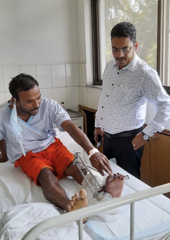 चार दिन पूर्व रोहिनीया के योगेन्द्र यादव जी का ट्रेक्टर से दुर्घटना हो गया था सारे डॉक्टर ने पैर काटने का सलाह दे दिया था तब हमने उनको राँची बुलवाया तिन यूनिट ब्लड व्यवस्था कर चढ़वाया आज डॉक्टर ने कहा ईश्वर चाहा तो पैर नहीं काटना पड़ेगा एक आदमी की जीवन संवर जाएगी ...
