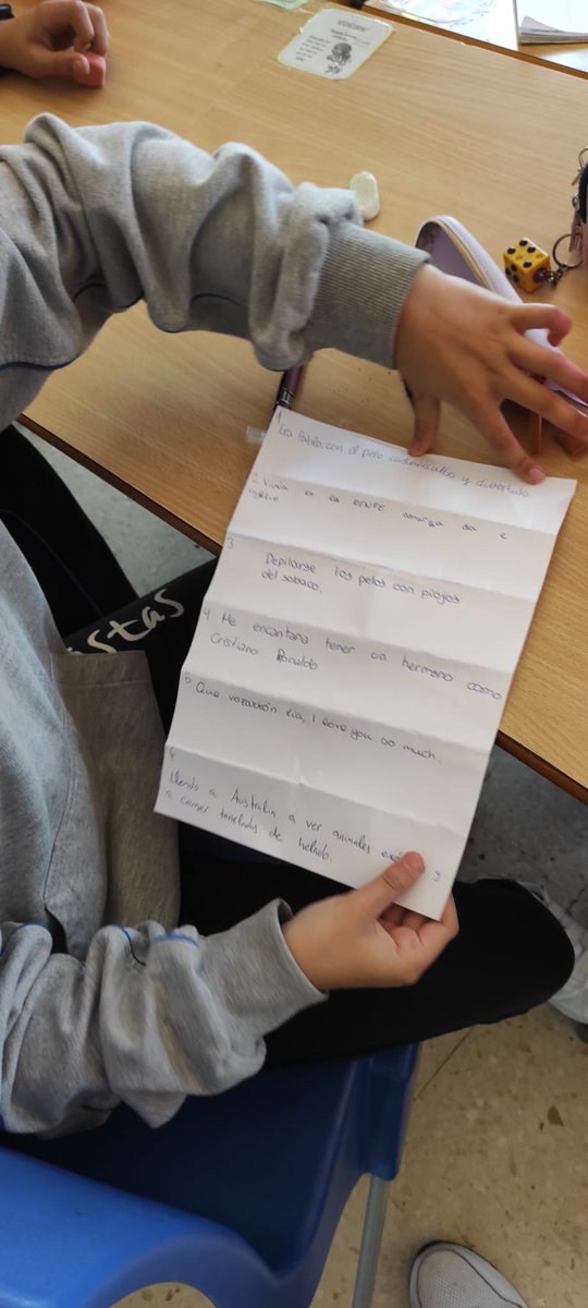 ausevamaristas's tweet photo. Taller de escritura en #3CicloAuseva.
Utilizando la técnica de folio giratorio creamos una historia contestando a estas preguntas. Las historias son realmente disparatadas. #SomosMaristas #MaristasEscucha https://t.co/qL5U2B8nJV