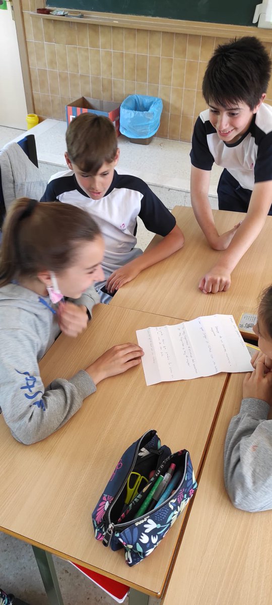 Taller de escritura en #3CicloAuseva.
Utilizando la técnica de folio giratorio creamos una historia contestando a estas preguntas. Las historias son realmente disparatadas. #SomosMaristas #MaristasEscucha