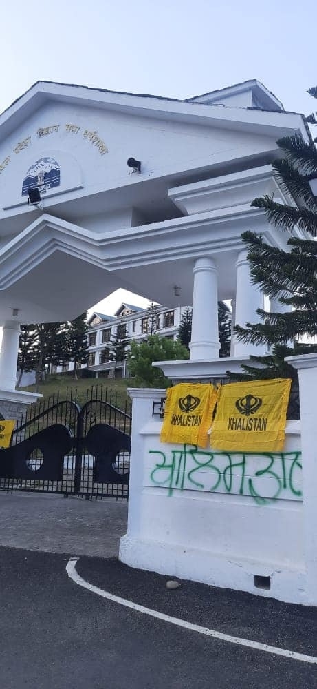 yespunjab's tweet photo. Himachal Police seal interstate borders after Khalistani flags seen outside Assembly
https://t.co/GFHdRaVSRN

#HimachalPolice #InterstateBorders #Khalistan #KhalistaniFlags #Assembly #HimachalAssembly #HimachalPradesh #YesPunjab https://t.co/qdQ9YY06FY