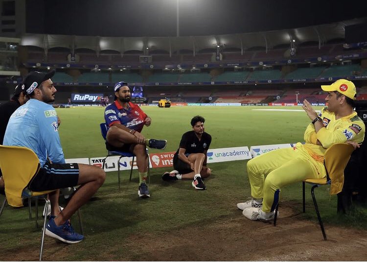 sarcasticnimitt's tweet photo. Hostel boys discussing about politics and Cricket outside of the hostel in night. https://t.co/g6ZK8dX5iX