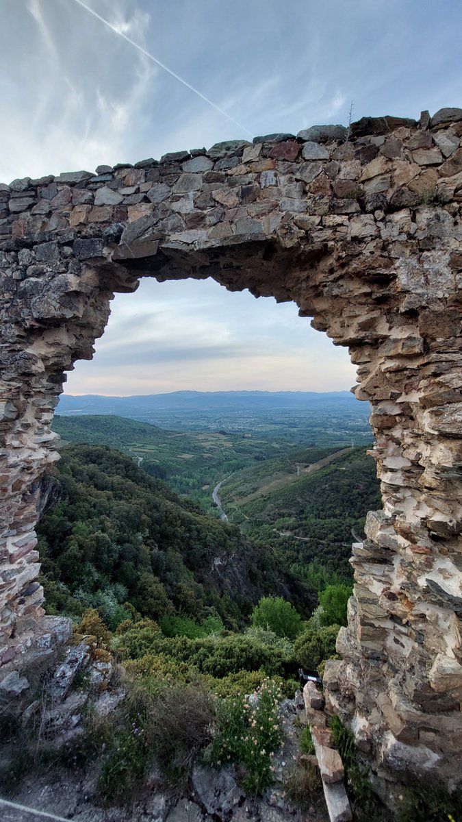 ondabierzo's tweet photo. Buenos días #Bierzo #Valdeorras #Laciana #Cabrera. Buenos días mundo. Desde #Cornatel hay una vista privilegiada y se hace más llevadero el calor que seguirá mandando en el tiempo  esta semana que comienza, de pocas nubes y máximas elevadas. Busca la sombra y pásalo bien! https://t.co/9kZ2xWpdLy