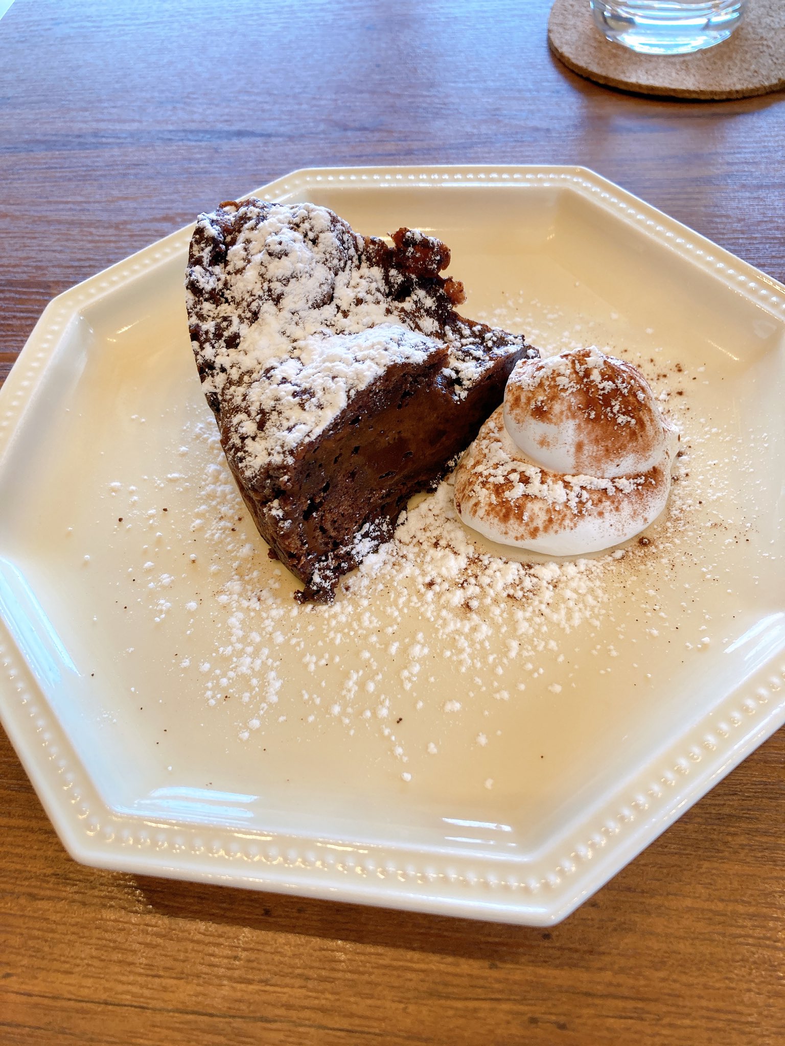 S 花泉のカフェやってなかった 帰りに登米市 のメラキさんへ初訪 新しいカフェかな 外観も内装も雰囲気いい 天井高いから開放感あるな デザートはケーキメイン チーズケーキ が沢山種類あったな 俺はチョコケーキとアイスコーヒーにした 登米市