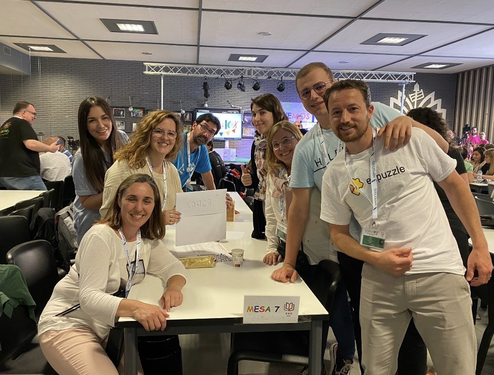 elenavercher's tweet photo. y de los que no hay foto, pero que me llevo para siempre, entre desvirtualización con dos palabras: SOY MARCOS!💙, con @pfelipm que aún no puedo creer que no estuvieses en #ESP18 (soy lo peor!🙈🤣) y mañanas con ilusión, pero mucho sueño con @Marta_lopez_C: Laura! LAURA??!!🙈🤣✨ https://t.co/2fuqmFtW3x