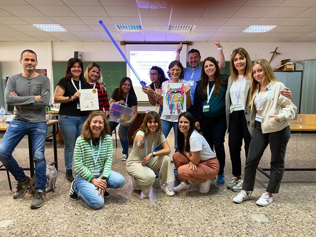 elenavercher's tweet photo. y de los que no hay foto, pero que me llevo para siempre, entre desvirtualización con dos palabras: SOY MARCOS!💙, con @pfelipm que aún no puedo creer que no estuvieses en #ESP18 (soy lo peor!🙈🤣) y mañanas con ilusión, pero mucho sueño con @Marta_lopez_C: Laura! LAURA??!!🙈🤣✨ https://t.co/2fuqmFtW3x