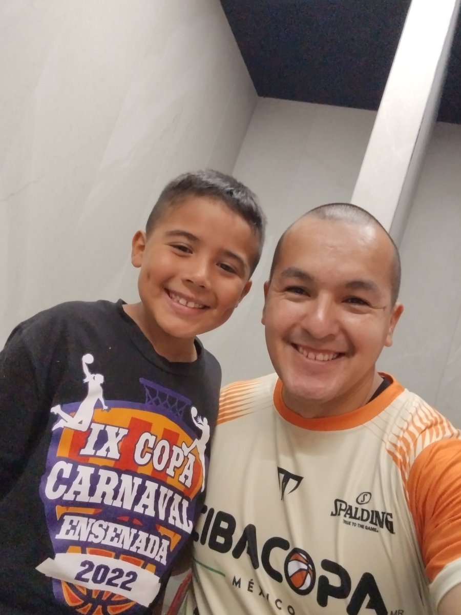 mortal_cano's tweet photo. Algo de lo bonito que deja el deporte, es conocer personas maravillosas!
Aquí una foto con mi amigo #BabyRef 🏀 https://t.co/roBrCZrb2l