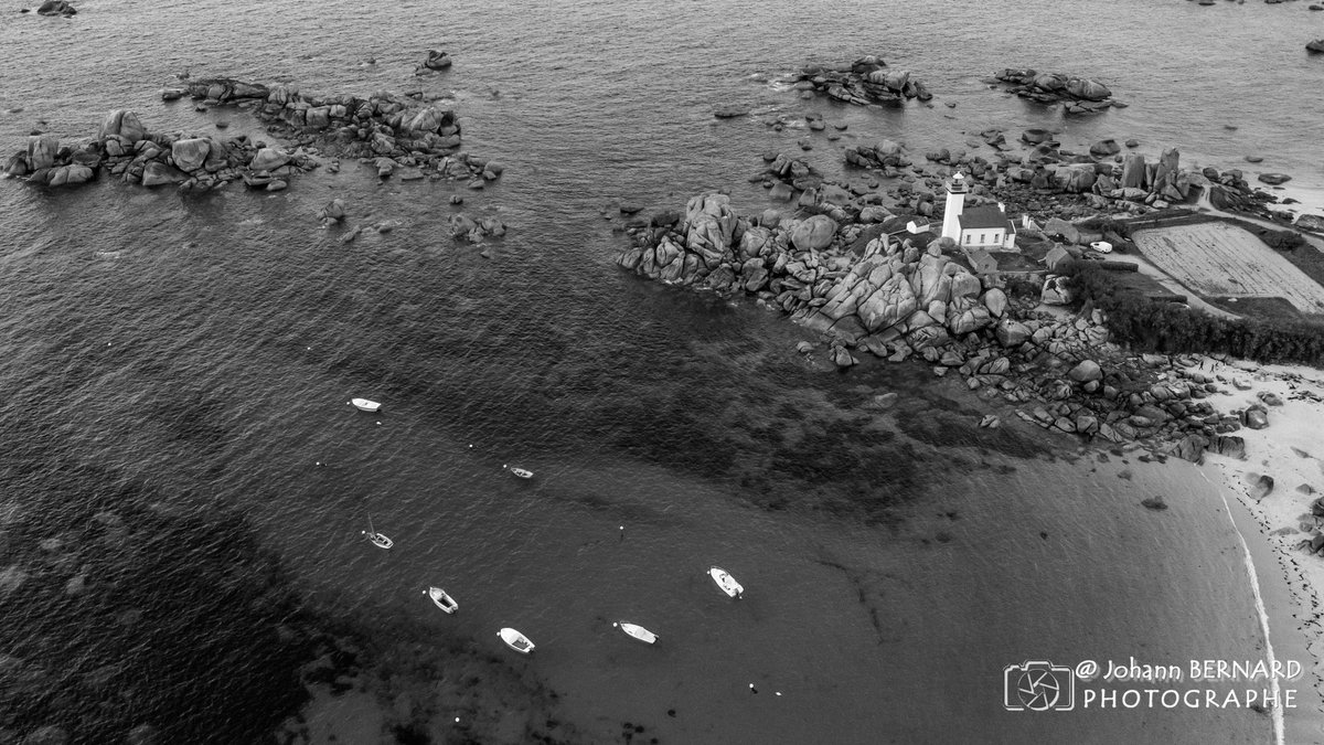 bernard29440's tweet photo. #bretagne #finistere j’arrête de mettre de la #couleur … nous voulons être tranquille cet #été…😂😂 #MagnifiqueBretagne #eauturquoise #phare #lighthouse #plage #sablefin #bateau #pêche https://t.co/YgLSs3aLDy