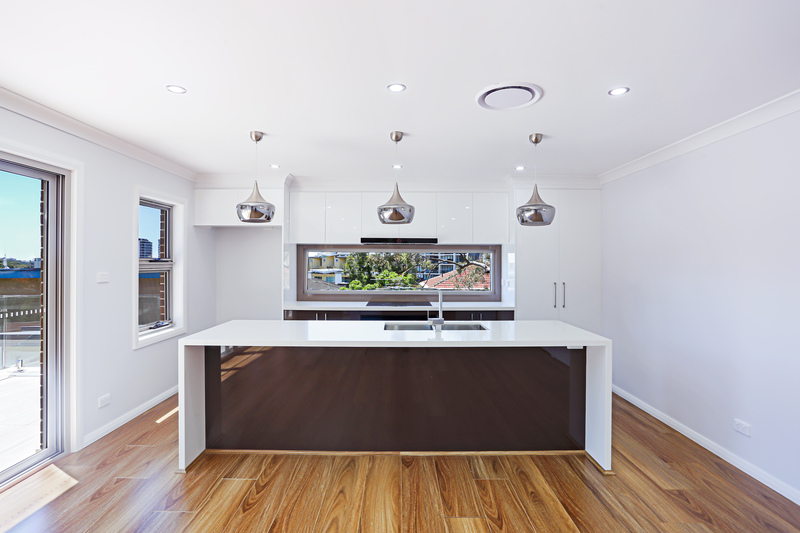 aaarapidhomesau's tweet image. This beautiful kitchen has a walnut and white countertop finish along with natural teak finish flooring carefully planned chimney and pendant lighting through the false ceiling.

Build the #DreamHomes of yours with #AAARapidHomes, Call us now at 📞 02 9677 9508.

#CreativeKitchen