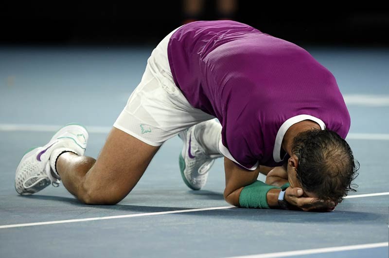 Me he levantado pensando en Rafa Nadal y como ha influido en la sociedad estos años.

Quiero hacer un HILO de 10 frases suyas con una foto que las relacione. 

1."Perder no es mi enemigo, el miedo a perder es mi enemigo" .