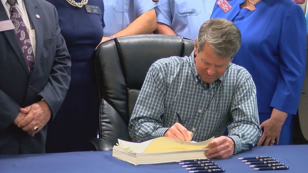GAFollowers's tweet photo. Last week Governor Kemp signed a bill requiring personal finance classes for all high school students. 

Starting in 2024-25 all 11th and 12th graders will need to take at least a half-credit course in financial literacy before graduation. 🔥 https://t.co/ANSYtsMTEo