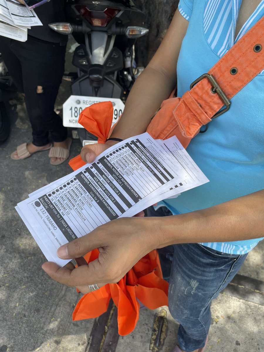 AngMithi's tweet photo. @lente_ph Here in Pembo Elementary School in Makati City, i saw almost 5 people giving out “sample ballots” to voters. https://t.co/G0S1y1ix6c