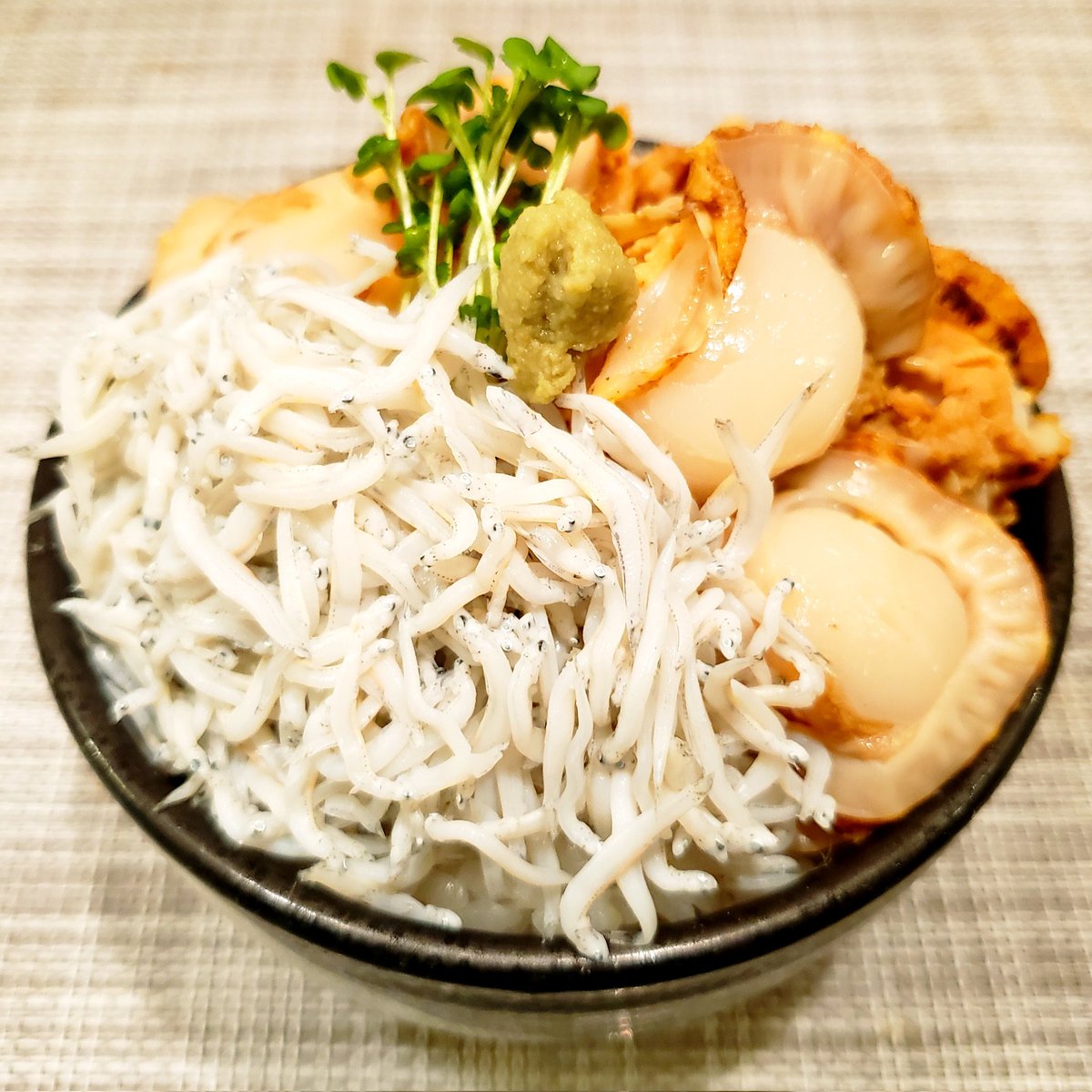 CookingPandaXX's tweet photo. 今日のお昼。
静岡県の釜揚げしらす、青森県陸奥湾の蒸しベビーホタテでドーン🐼
旨しっ‼️ https://t.co/QSmlLWWGX7