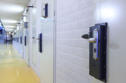 Om levenlanggestraften een perspectief op vrijlating te bieden, bestaat nu een speciale gratieprocedure. Die gratieprocedure kan beter worden vervangen door een rechterlijke toets, staat in het RSJ-advies 'Levenslang herzien' rsj.nl/actueel/nieuws…