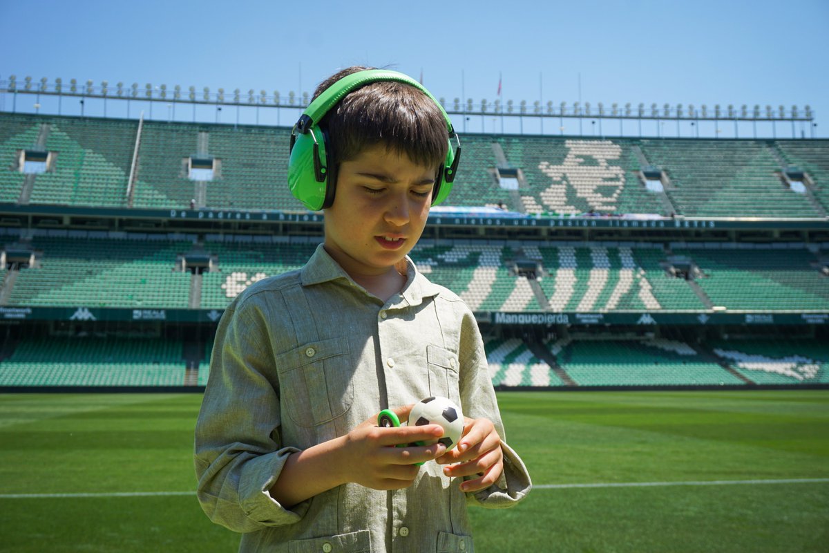 RBetisFundacion's tweet photo. El @RealBetis ofrece kits sensoriales para sus aficionados con autismo ⚽️💚

Con esta iniciativa pionera se mejorará la experiencia  de los socios con trastorno del espectro autista durante los días de partido 🤗

➡️ https://t.co/9ias8vLydJ https://t.co/PXF2ZGrUyS