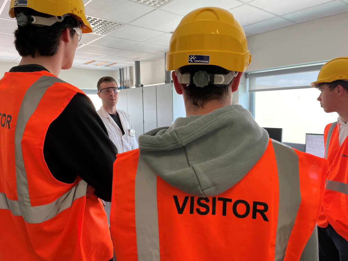 AurubisOlen's tweet photo. Collega's én tegelijk ook alumni Ba Chemie Martijn, Jelle en Ben vertelden over hun carrière en job in het labo 🧑🔬👩🔬 Thanks voor jullie bezoek!
#AurubisOlen #MetalsforProgress #sitevisit #thomasmore #chemieTMgeel https://t.co/MqNJZs7DDo