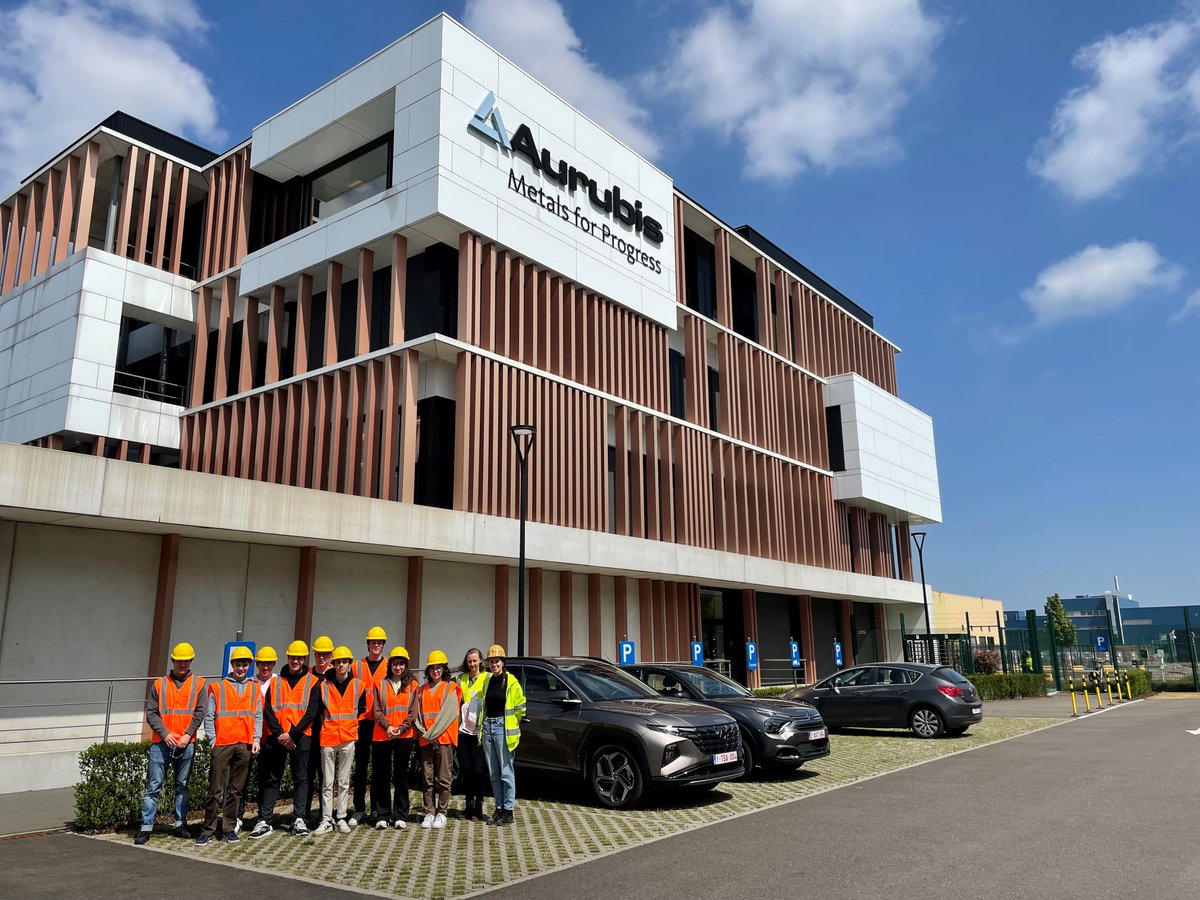 AurubisOlen's tweet photo. Collega's én tegelijk ook alumni Ba Chemie Martijn, Jelle en Ben vertelden over hun carrière en job in het labo 🧑🔬👩🔬 Thanks voor jullie bezoek!
#AurubisOlen #MetalsforProgress #sitevisit #thomasmore #chemieTMgeel https://t.co/MqNJZs7DDo