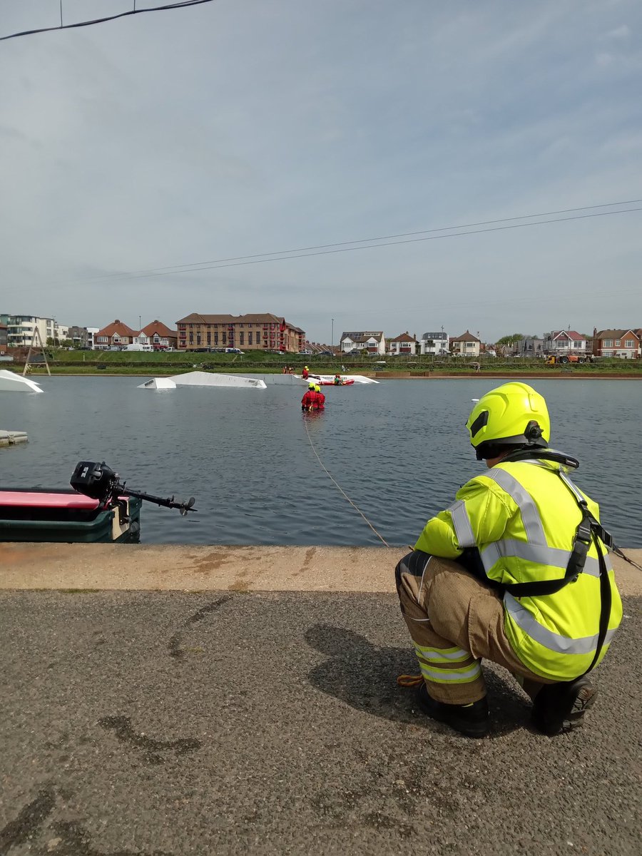999HoveRoedean's tweet image. Fire, HART and lifeguards teams deployed to water recue exercise at Hove Lagoon. #partnershiptraining @SECAmbHart @EastSussexFRS