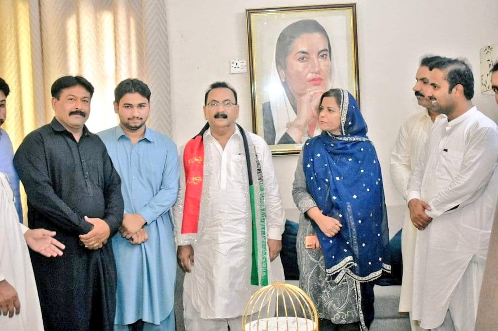 AmjadShahjilani's tweet photo. چیئرمین پاکستان پیپلزپارٹی بلاول بھٹو زرداری کی قیادت پر مکمل اعتماد کا اظہار کرتے ہوئے لاشاری برادری کے معزز شخصیت ڈاکٹر عبدالجبار لاشاری نے برادری سمیت GDA کو الوداع کرکے MNA ڈاکٹر نفیسہ شاہ کی موجودگی میں جیلانی ھائوس خیرپور پہنچ کر پاکستان پیپلز پارٹی میں شمولیت کرلی https://t.co/ksqnqrVbzR