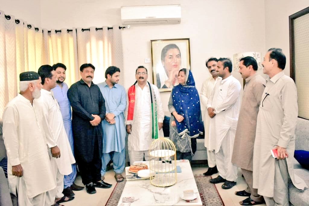 AmjadShahjilani's tweet photo. چیئرمین پاکستان پیپلزپارٹی بلاول بھٹو زرداری کی قیادت پر مکمل اعتماد کا اظہار کرتے ہوئے لاشاری برادری کے معزز شخصیت ڈاکٹر عبدالجبار لاشاری نے برادری سمیت GDA کو الوداع کرکے MNA ڈاکٹر نفیسہ شاہ کی موجودگی میں جیلانی ھائوس خیرپور پہنچ کر پاکستان پیپلز پارٹی میں شمولیت کرلی https://t.co/ksqnqrVbzR