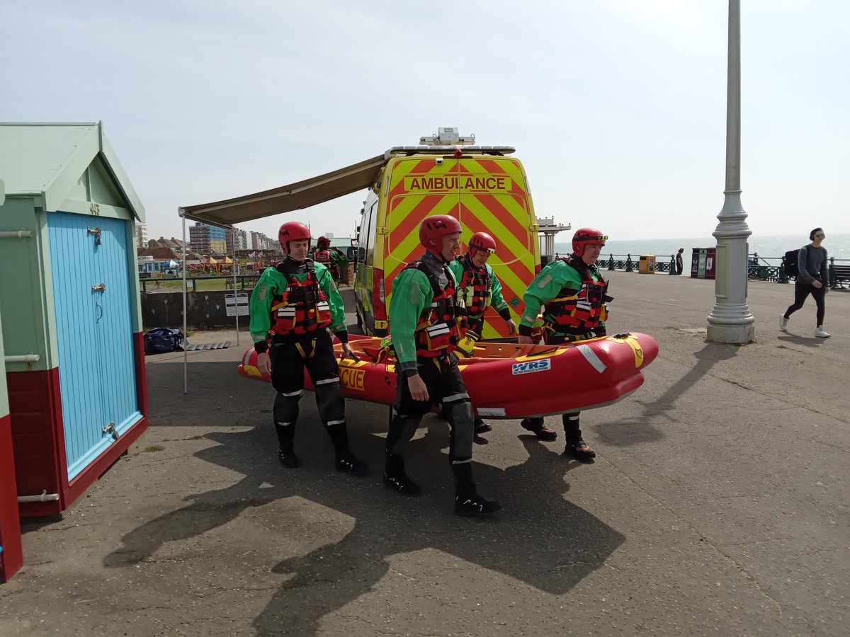 999HoveRoedean's tweet image. Fire, HART and lifeguards teams deployed to water recue exercise at Hove Lagoon. #partnershiptraining @SECAmbHart @EastSussexFRS