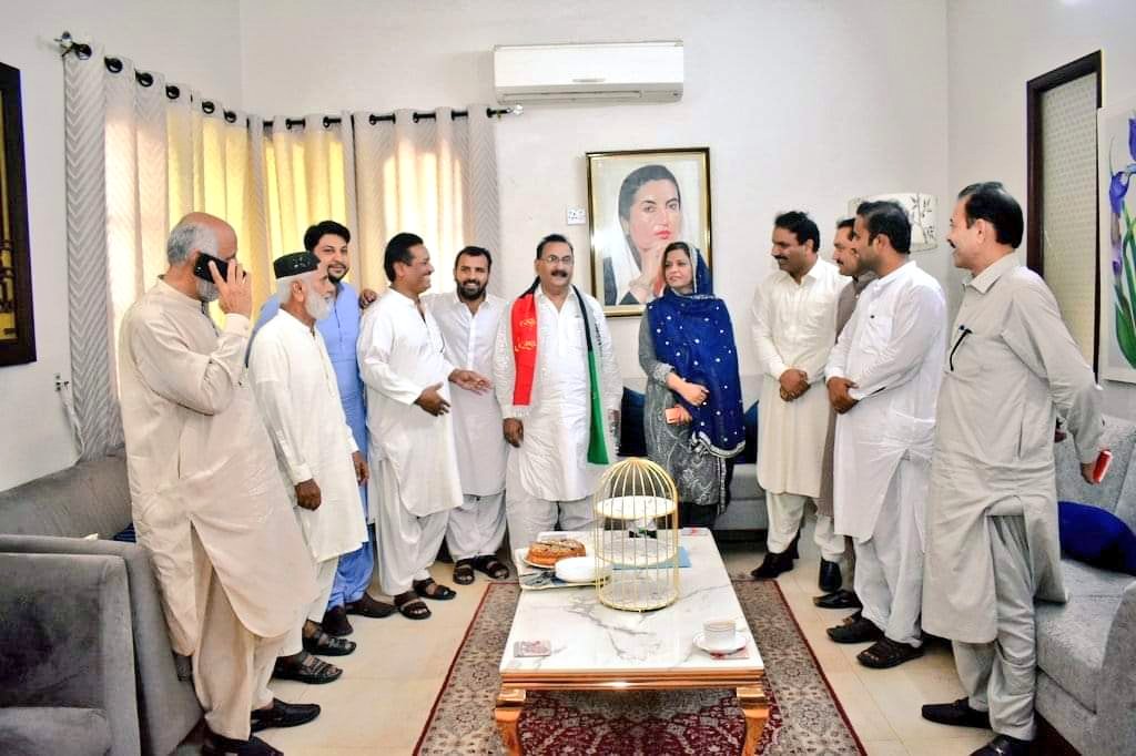 AmjadShahjilani's tweet photo. چیئرمین پاکستان پیپلزپارٹی بلاول بھٹو زرداری کی قیادت پر مکمل اعتماد کا اظہار کرتے ہوئے لاشاری برادری کے معزز شخصیت ڈاکٹر عبدالجبار لاشاری نے برادری سمیت GDA کو الوداع کرکے MNA ڈاکٹر نفیسہ شاہ کی موجودگی میں جیلانی ھائوس خیرپور پہنچ کر پاکستان پیپلز پارٹی میں شمولیت کرلی https://t.co/ksqnqrVbzR