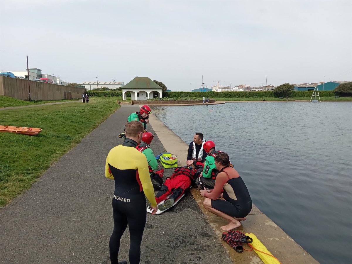 999HoveRoedean's tweet image. Fire, HART and lifeguards teams deployed to water recue exercise at Hove Lagoon. #partnershiptraining @SECAmbHart @EastSussexFRS