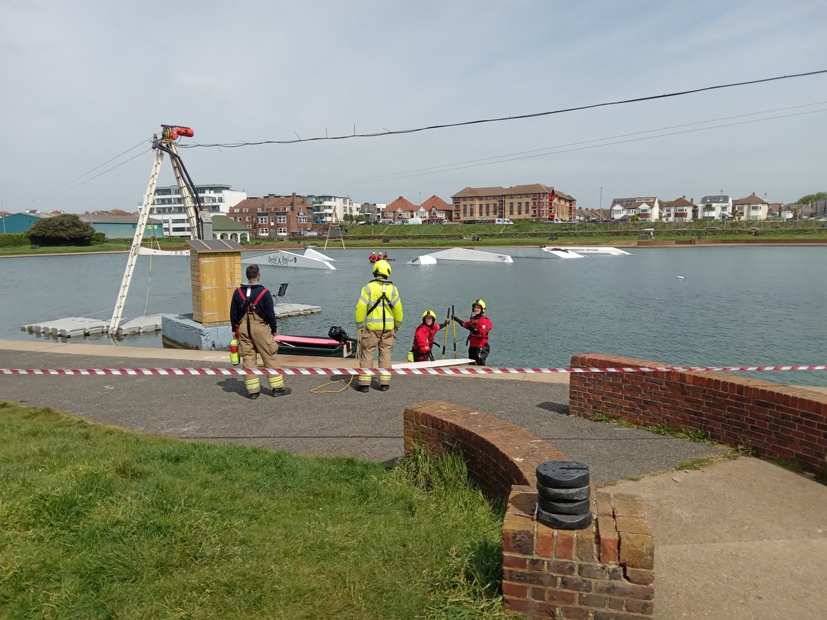 999HoveRoedean's tweet image. Fire, HART and lifeguards teams deployed to water recue exercise at Hove Lagoon. #partnershiptraining @SECAmbHart @EastSussexFRS