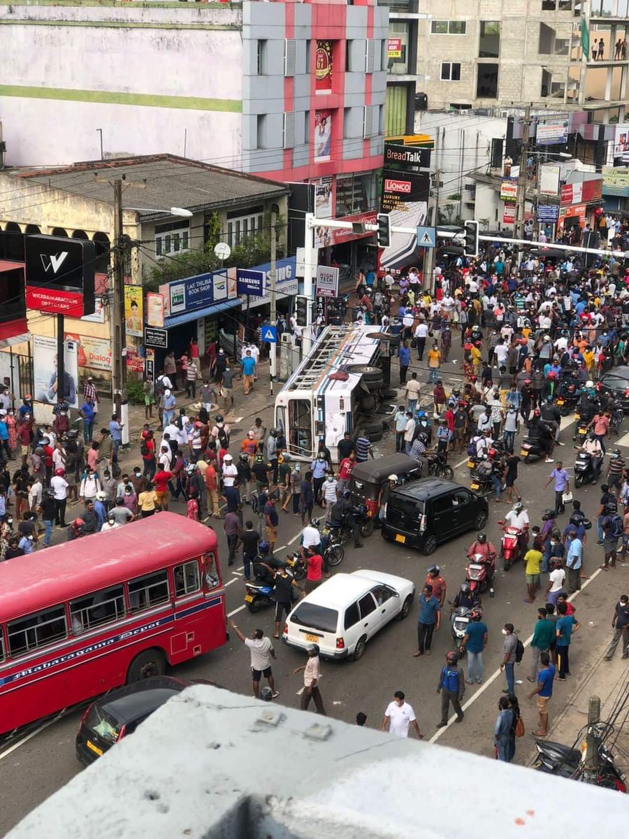 NewsWireLK's tweet photo. 📷 Maharagama : Bus with Govt supporters attacked https://t.co/sCgZZNhQtB