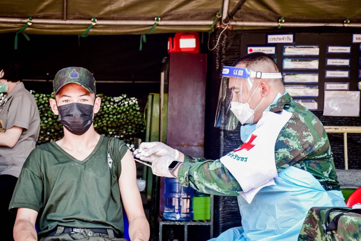 armypr_news's tweet photo. #กองทัพบก ดูแลทหารใหม่ เร่งฉีดวัคซีนให้กับทหารใหม่ที่ยังไม่เคยได้รับวัคซีนเข็มแรก ควบคู่กับการฉีดวัคซีนเข็มกระตุ้นทหารใหม่ และในช่วงการฝึกจะสร้างการรับรู้งานด้านความมั่นคง ภารกิจของกองทัพ ปฏิบัติภารกิจทางทหารที่สำคัญ การป้องกันประเทศ ช่วยประชาชน เพื่อพร้อมปฏิบัติงานที่ได้รับ https://t.co/07SBBjWkdG
