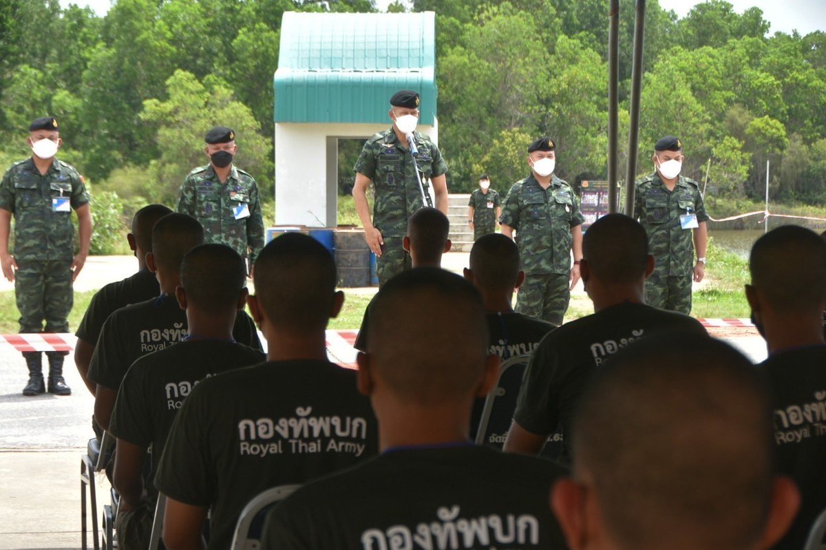 armypr_news's tweet photo. #กองทัพบก ดูแลทหารใหม่ เร่งฉีดวัคซีนให้กับทหารใหม่ที่ยังไม่เคยได้รับวัคซีนเข็มแรก ควบคู่กับการฉีดวัคซีนเข็มกระตุ้นทหารใหม่ และในช่วงการฝึกจะสร้างการรับรู้งานด้านความมั่นคง ภารกิจของกองทัพ ปฏิบัติภารกิจทางทหารที่สำคัญ การป้องกันประเทศ ช่วยประชาชน เพื่อพร้อมปฏิบัติงานที่ได้รับ https://t.co/07SBBjWkdG