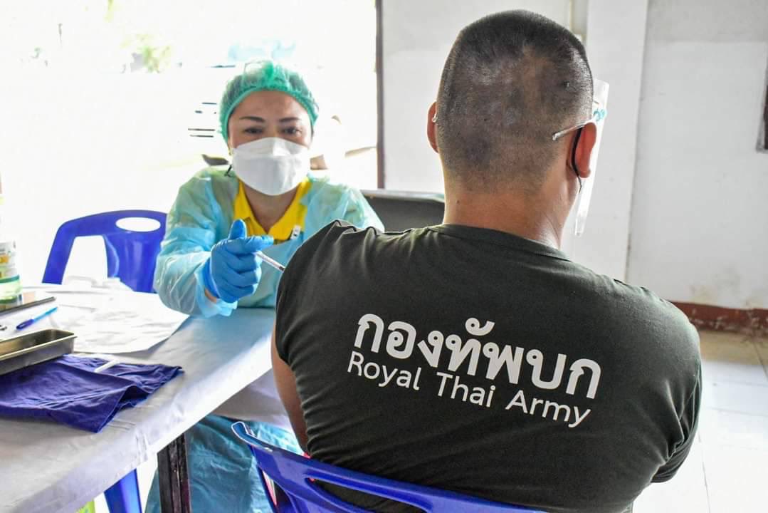 armypr_news's tweet photo. #กองทัพบก ดูแลทหารใหม่ เร่งฉีดวัคซีนให้กับทหารใหม่ที่ยังไม่เคยได้รับวัคซีนเข็มแรก ควบคู่กับการฉีดวัคซีนเข็มกระตุ้นทหารใหม่ และในช่วงการฝึกจะสร้างการรับรู้งานด้านความมั่นคง ภารกิจของกองทัพ ปฏิบัติภารกิจทางทหารที่สำคัญ การป้องกันประเทศ ช่วยประชาชน เพื่อพร้อมปฏิบัติงานที่ได้รับ https://t.co/07SBBjWkdG