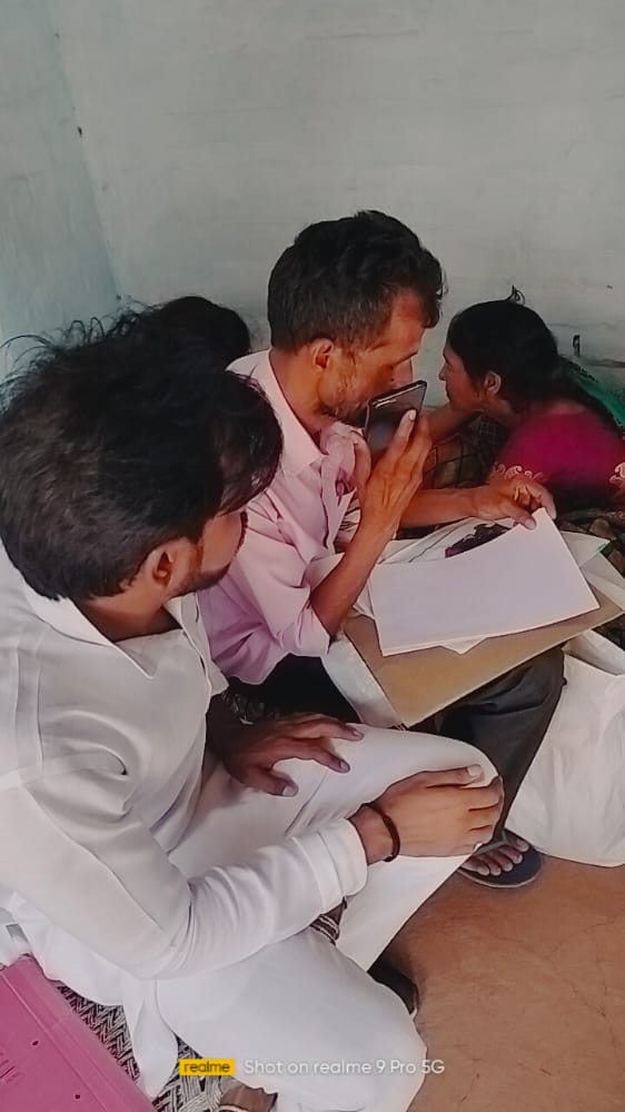 AAPUttarPradesh's tweet photo. उन्नाव में कुछ दिन पहले हुई दलित छात्र की हत्या के बाद पीड़ित परिवार से मिलने पहुंचे निवर्तमान प्रदेश सचिव @TusharSriAAP.

प्रदेश प्रभारी सांसद @SanjayAzadSln जी ने फोन पर पीड़ित परिवार से बात कर शोक संवेदना व्यक्त की एवं आश्वासन दिया कि वो हर तरह से परिवार के साथ हैं। https://t.co/WSan1T1uLL