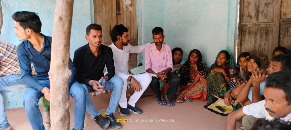 AAPUttarPradesh's tweet photo. उन्नाव में कुछ दिन पहले हुई दलित छात्र की हत्या के बाद पीड़ित परिवार से मिलने पहुंचे निवर्तमान प्रदेश सचिव @TusharSriAAP.

प्रदेश प्रभारी सांसद @SanjayAzadSln जी ने फोन पर पीड़ित परिवार से बात कर शोक संवेदना व्यक्त की एवं आश्वासन दिया कि वो हर तरह से परिवार के साथ हैं। https://t.co/WSan1T1uLL