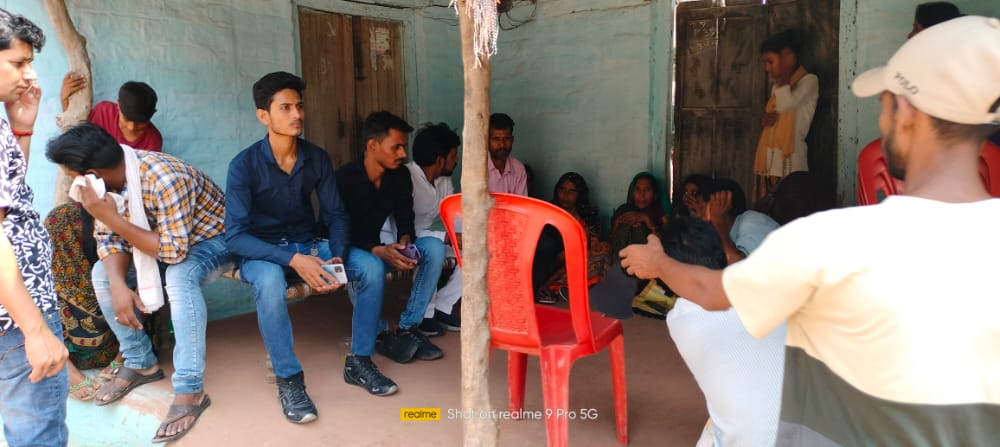 AAPUttarPradesh's tweet photo. उन्नाव में कुछ दिन पहले हुई दलित छात्र की हत्या के बाद पीड़ित परिवार से मिलने पहुंचे निवर्तमान प्रदेश सचिव @TusharSriAAP.

प्रदेश प्रभारी सांसद @SanjayAzadSln जी ने फोन पर पीड़ित परिवार से बात कर शोक संवेदना व्यक्त की एवं आश्वासन दिया कि वो हर तरह से परिवार के साथ हैं। https://t.co/WSan1T1uLL
