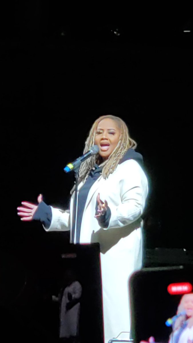 Ivacee71's tweet photo. @lalahhathaway THANK YOU for enduring 49° in NC. It was worth it fo me. @terrellgrice it was the #scatting for me. 😁 https://t.co/Phzr8lUd6m