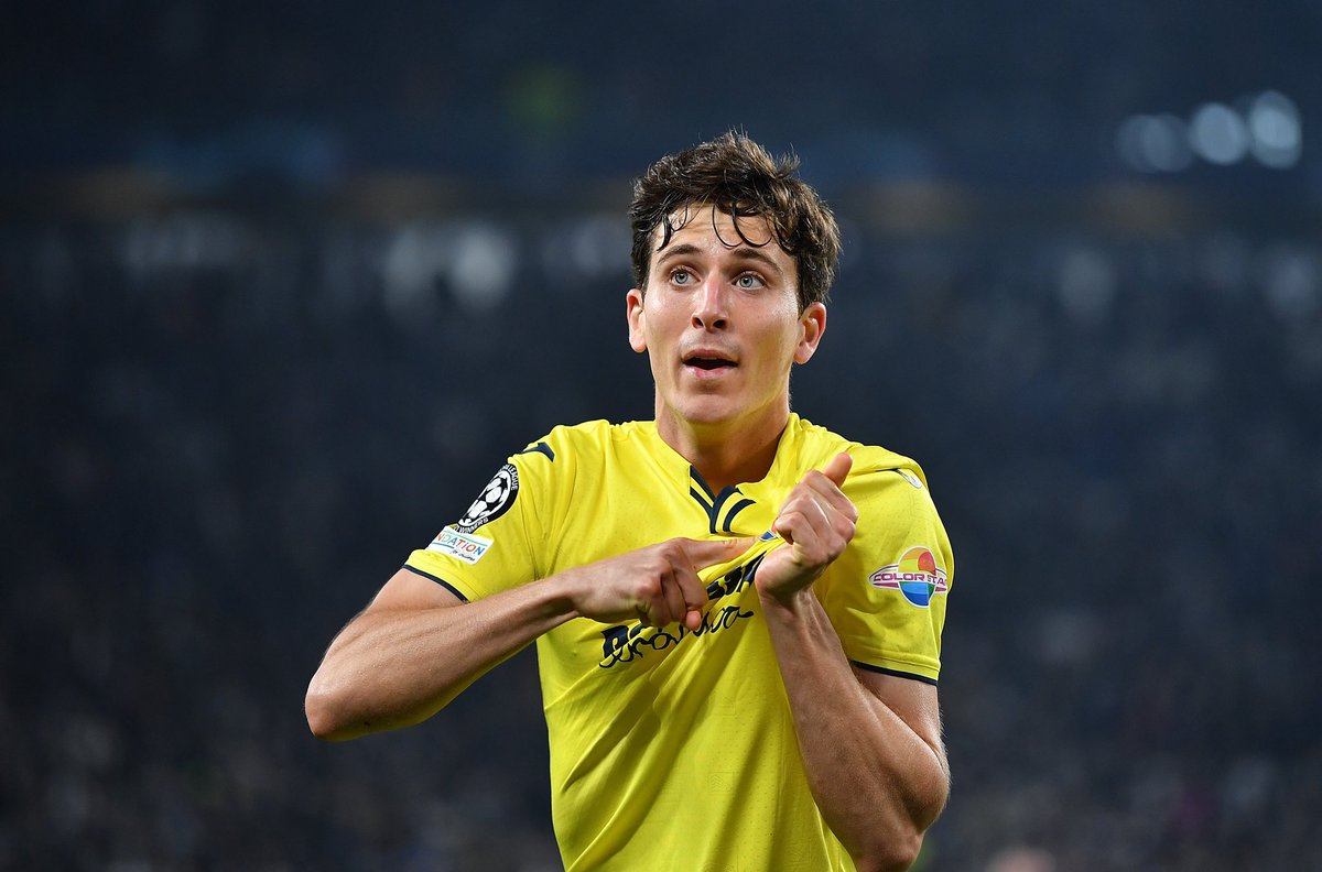 FabrizioRomano's tweet photo. Manchester United are discussing Villarreal’s Pau Torres as one of 3/4 options for the new centre back. No proposal made yet, as it depends on Erik ten Hag decision and Man Utd board changes. 🔴🇪🇸 #MUFC

Chelsea are also monitoring Pau. 
€55/60m release clause into his contract. https://t.co/K3gItr1aoA