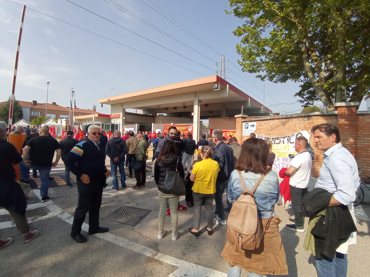 CgilFilctem's tweet photo. #cracking @PortoMarghera presidi davanti ai #petrolchimico del @ComuneDiFerrara del @comunedimantova del @comunedivenezia dalle parole ai fatti!!! Tutti uniti i lavoratori #chimici, #metalmeccanici, del #commercio e dei #trasporti per il futuro di tutti i settori manifatturieri https://t.co/UKhdStiJdB